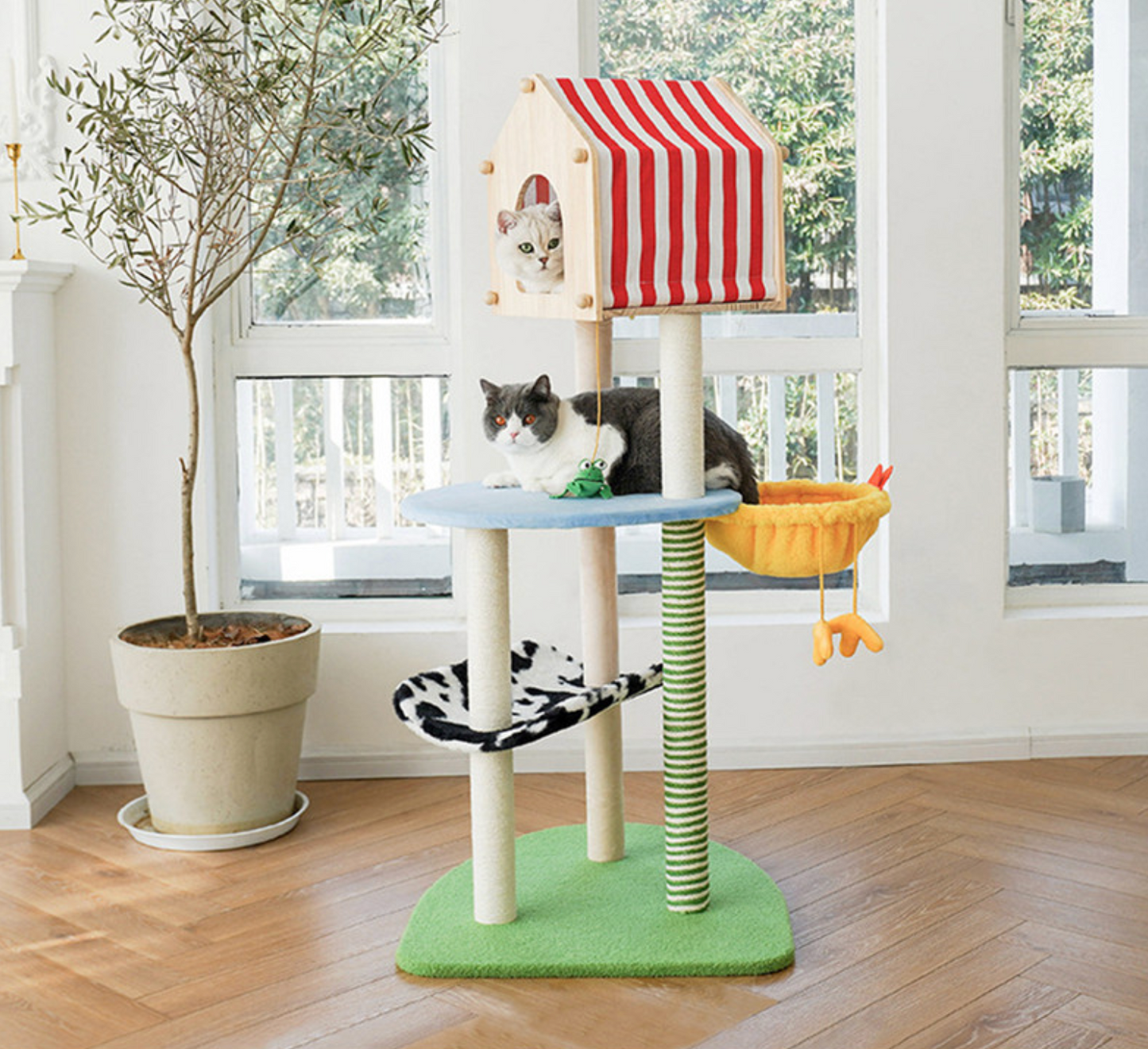 FARM YARD CAT SCRATCHING POST